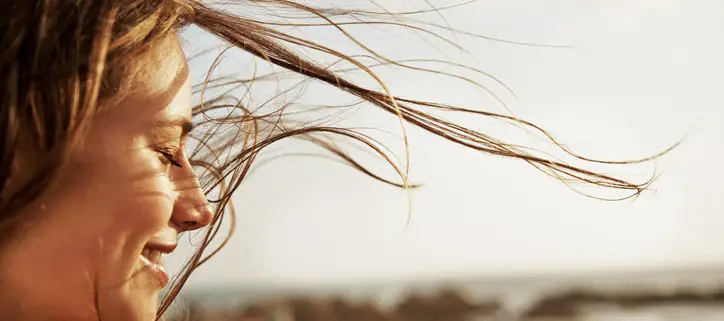 vrouw haren in de wind