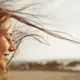 vrouw haren in de wind